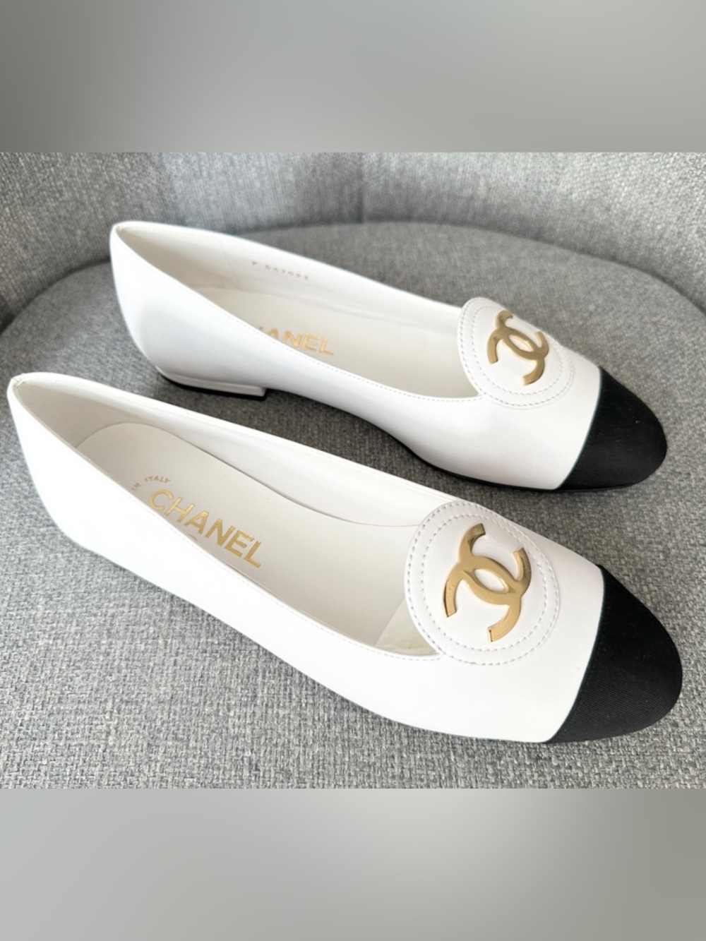 CHANEL S/S 2026 GOLD CC WHITE CALFSKIN LEATHER BLACK GROSGRAIN MOCCASINS FLAT 38